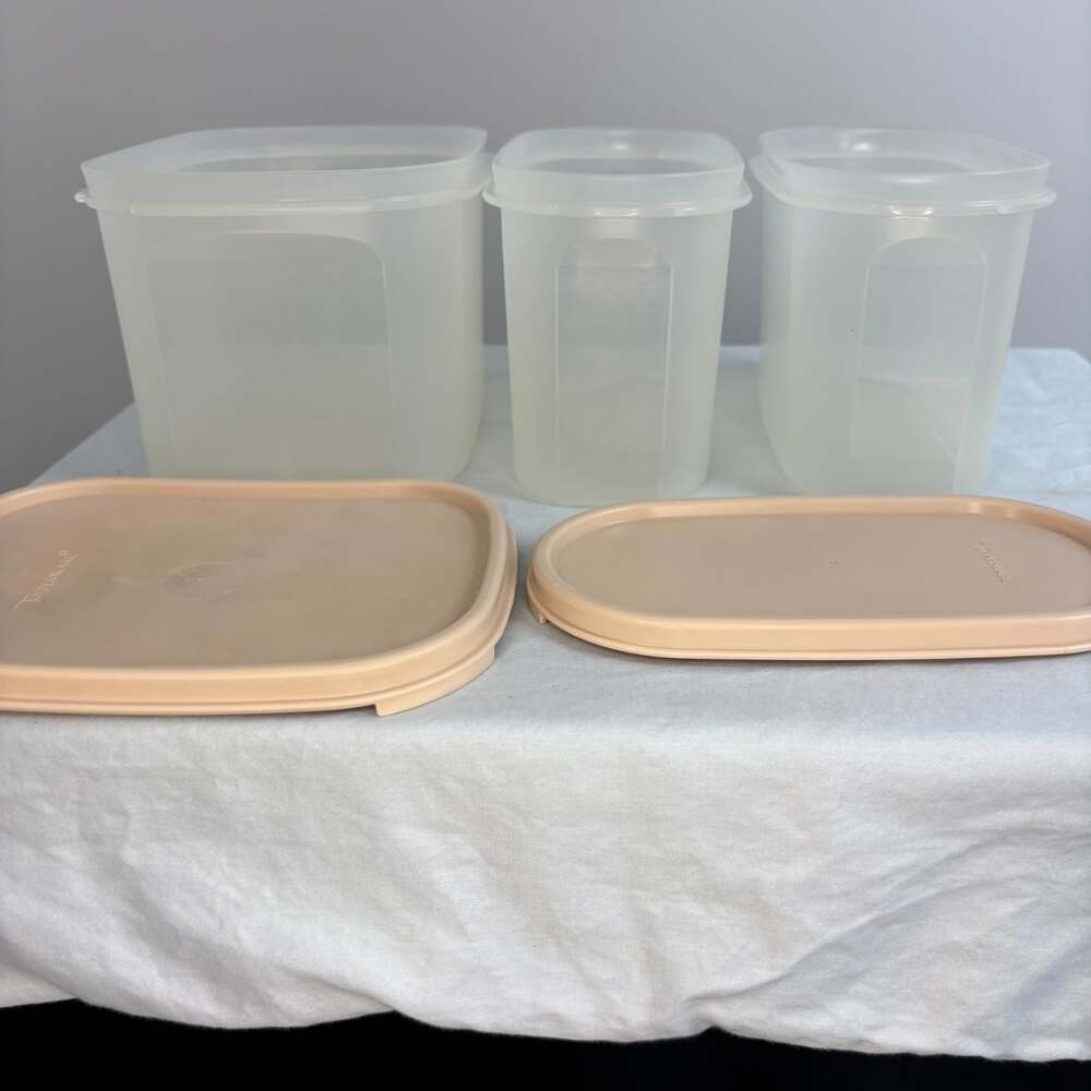 Tupperware X3 (1) 8 cup with lid and (2) 4 3/4 cups with 1 lid